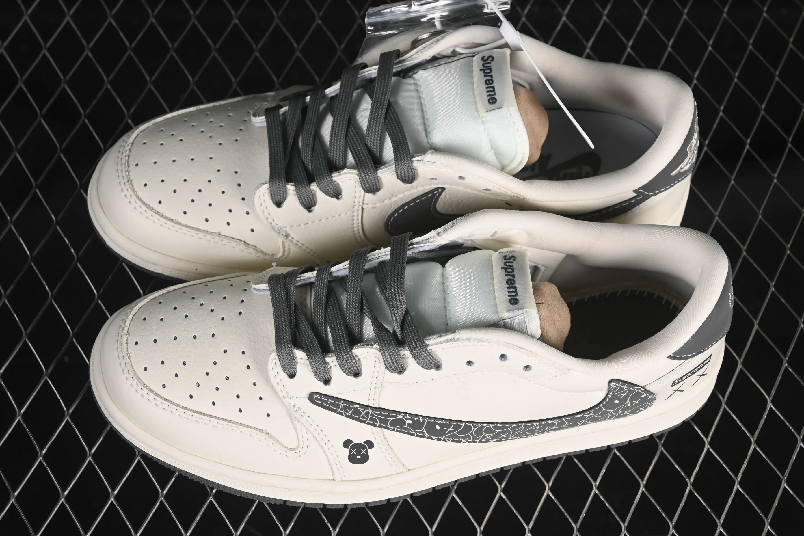 All categories Air Jordan Jordan series basketball shoes Air Jordan 1 Low High-end customized low-top sneakers Travis Scott x Fragment Design x Air Jordan 1 Low OG SP AJ1 Supreme joint graffiti violent bear low-top cultural casual sneakers XS2024-035